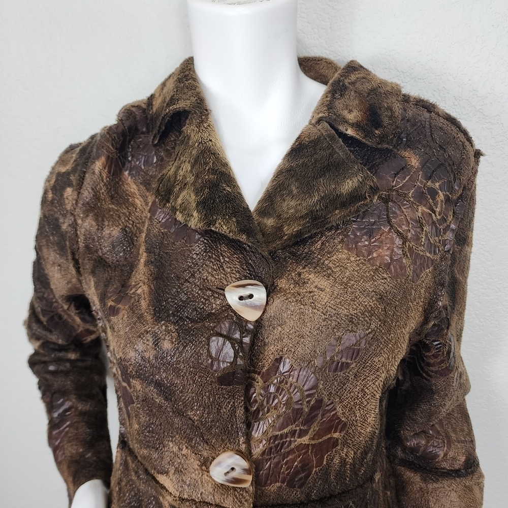 True Grit Mobwife Faux Fur Rose Embossed Coat Size M - Picture 13 of 14